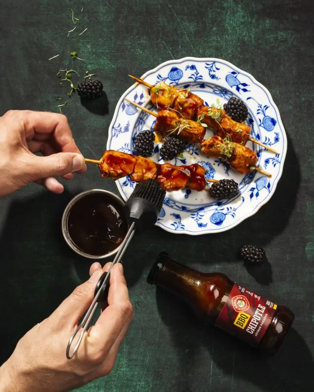🔥 Ieškote įdomaus marinato savaitgalio grilinimui? Turime, ką pasiūlyti! 😍 Išsisaugokite receptą 📌, nes tikrai reikės dalintis 🤤🍴
Vištienos marinatui su „Chipotle“ padažu ir gervuogėmis pagaminti reikės:
80–100 g gervuogių
2 šaukštų KĖDAINIŲ KONSERVAI CHIPOTLE padažo
1 šaukštas medaus (arba klevų sirupo)
1 šaukštas balzaminio acto arba citrinos sulčių
1–2 šaukštų alyvuogių aliejaus
Žiupsnelis druskos
1 skiltelės česnako
Vištienos (šlaunelių, filė ar sparnelių)

1. Gervuoges lengvai sutrinkite (šakute).
2. Sumaišykite su KĖDAINIŲ KONSERVAI CHIPOTLE padažu, medumi, actu, aliejumi, druska ir smulkintu česnaku. Jeigu per aštru, įdėkite daugiau medaus.
3. Vištieną gerai įtrinkite marinatu ir marinuokite mažiausiai 1 val.
4. Galima kepti ir orkaitėje, ir grilyje.
Skanaus.
Išbandykite: https://barbora.lt/produktai/kedainiu-konservu-fabriko-barbekiu-padazas-chipotle-320-g

#kedainiukonservai #lietuviškasskonis #tasteofkedainiai #madeinlithuania #chipotle